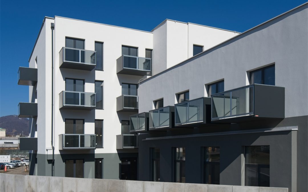 Staviate alebo rekonštruujete bytový dom? Vieme, kde kúpite kvalitné balkóny