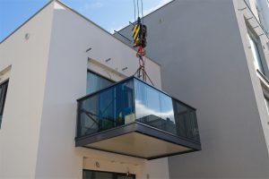 Balkón s celohliníkovým zábradlím