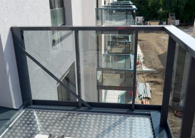 Balkón s celohliníkovým zábradlím